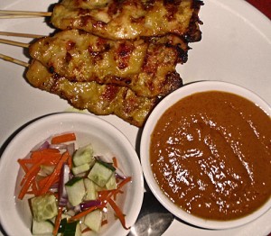 Satay with peanut sauce and syrupy cucumber dressing