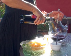 pouring the vino tinto into the jarra