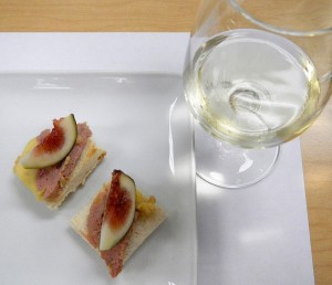 Foie gras on toast with fresh fig along with the wine