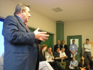 From left to right: Rafael Roncagliolo (International IDEA) talks to the crowd; Jennifer McCoy (The Carter Center); Maxwell A. Cameron (UBC Political Science); Felipe Botero and Gary Hoskin (Universidad de Los Andes)