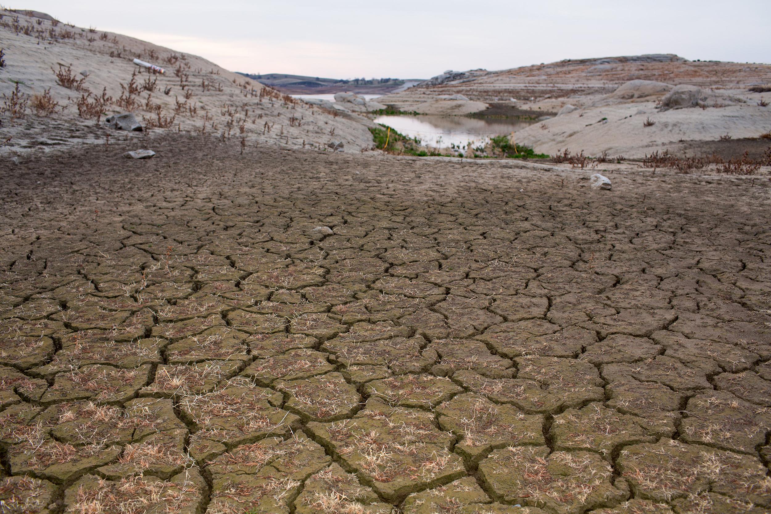 Озеро засуха. Засуха. Засуха в Австралии. Калифорнийская засуха. Эрозия почвы.