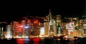 The evening lights of Victoria Harbour, Hong Kong. By User User:Dice on zh.wikipedia [GFDL (http://www.gnu.org/copyleft/fdl.html) or CC-BY-SA-3.0 (http://creativecommons.org/licenses/by-sa/3.0/)], via Wikimedia Commons