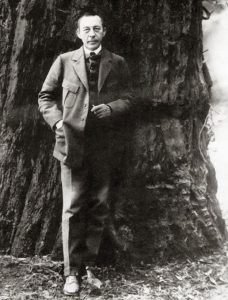 Rachmaninoff in front of a redwood tree -- a real Californian! Source: Wikimedia Commons