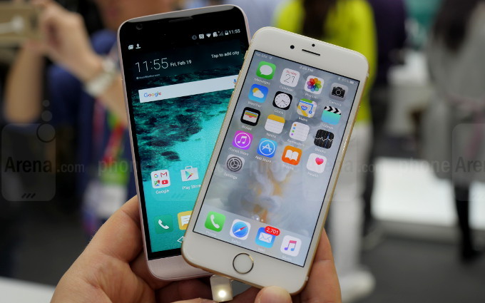 Picture of an iPhone 6S side by side to an LG G5. Is the iPhone slower just because it's older? (image: PhoneArena)