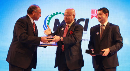 Mr. Feroz Rahim accepting the award (source: www.observerbd.com)