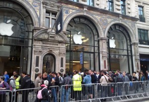 iPhone-6-queue-on-release-date-or-pre-order