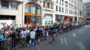 People lining up to buy Iphone6