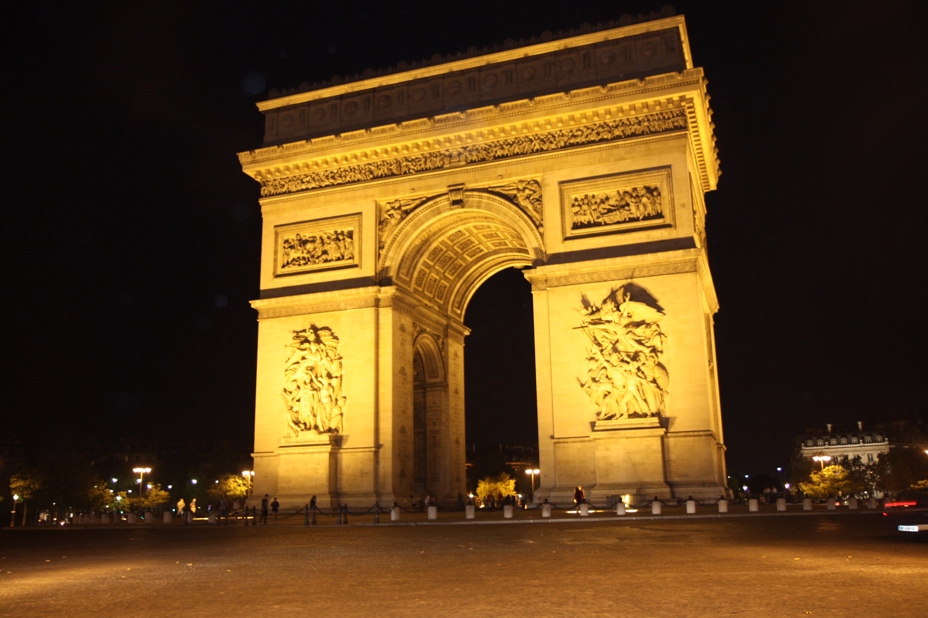 Триумфальная арка это. Париж Елисейские поля и Триумфальная арка. Триумфальная арка Париж. Триумфальная арка (Франция). Трафальгарская арка в Париже.
