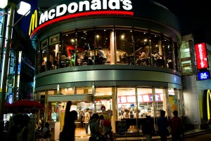 800px-Mcdonald's_in_Machida_at_night